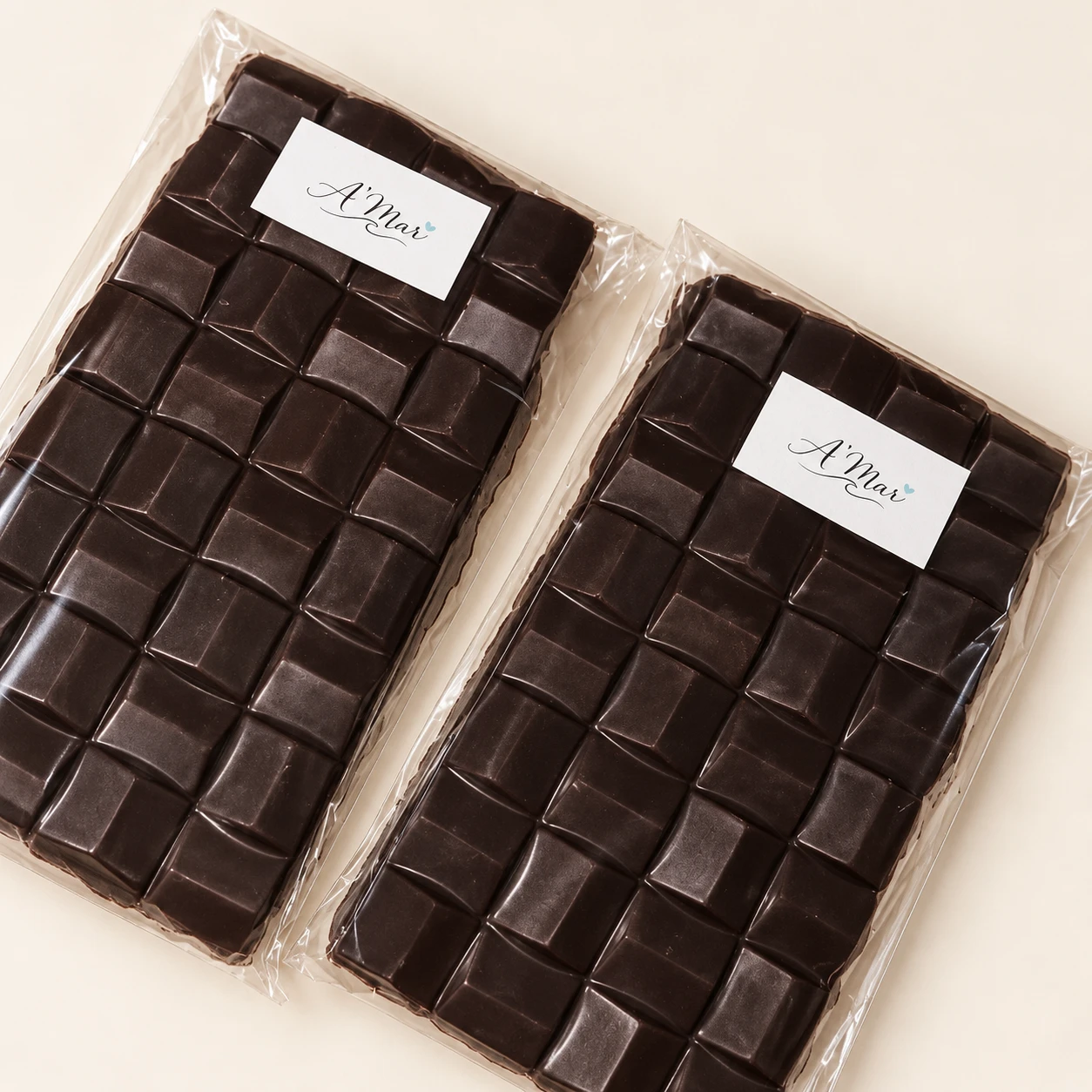 Tabletas de chocolate de A MAR, fotografía retocada a partir del original de Instagram